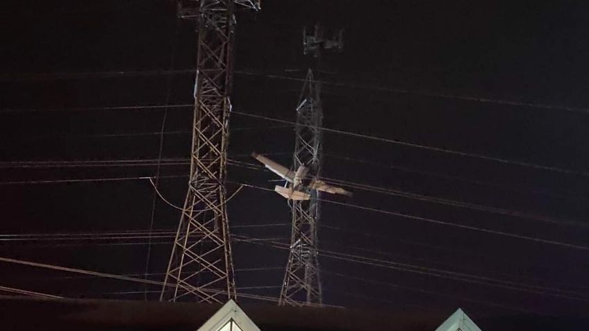 Avioneta pierde el control en EU; queda colgando en los cables y deja sin energía a cientos de residentes