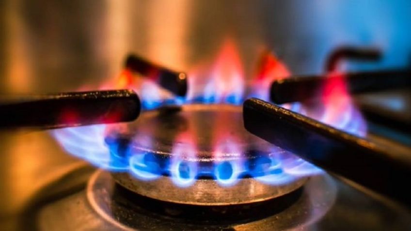 Tenía hambre: Mujer quema las manos de su hija de 6 años por ingerir la porción de su hermano