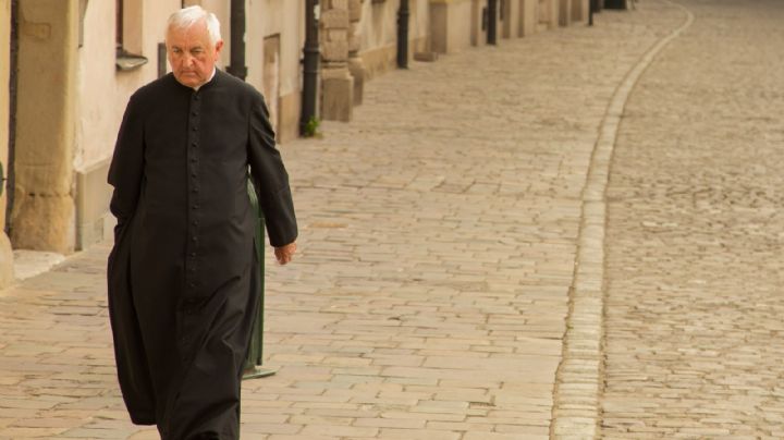 (VIDEO) Cambio de papeles: Sacerdote deja plantados a los novios en el altar por esta razón