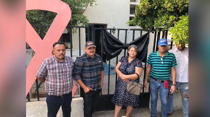 Con 'moño de luto' exigen salida del jefe de la Jurisdicción Sanitaria V en Navojoa