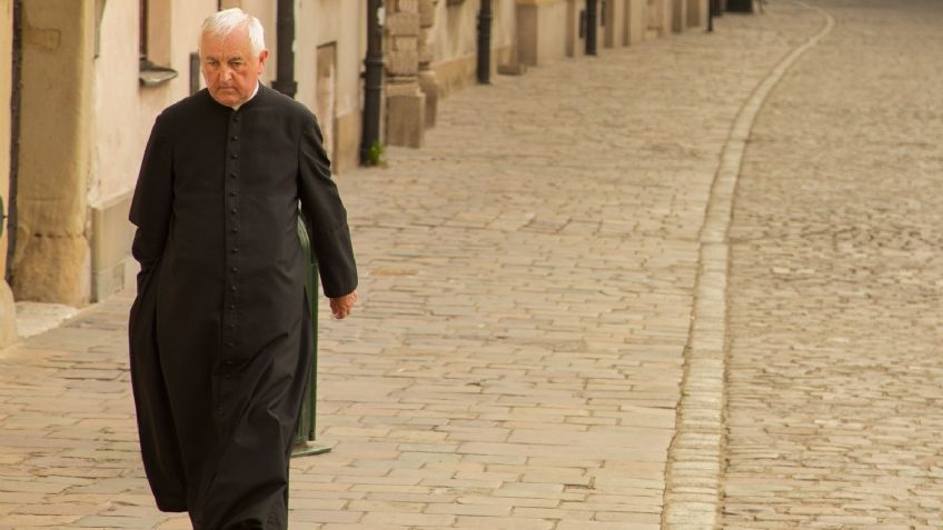 (VIDEO) Cambio de papeles: Sacerdote deja plantados a los novios en el altar por esta razón