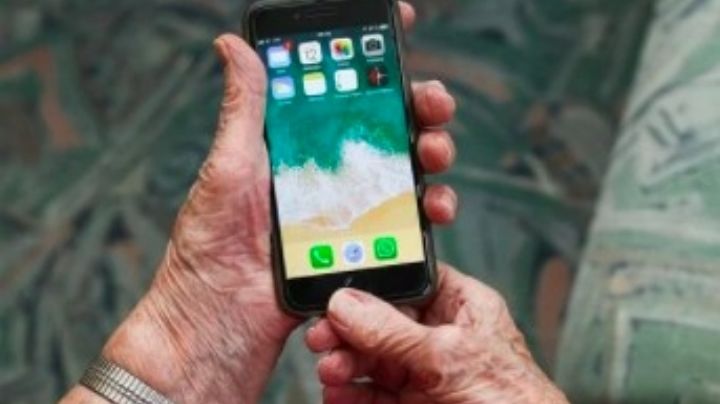 Indignante: Empleado de una tienda roba dinero desde el celular de una 'abuelita'; lo llevó a reparar