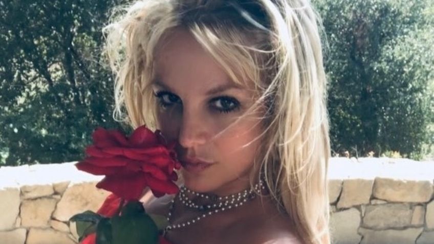 "Te deseo un feliz jod…": Tras recuperar su libertad, famosa cantante envía duro mensaje a su padre