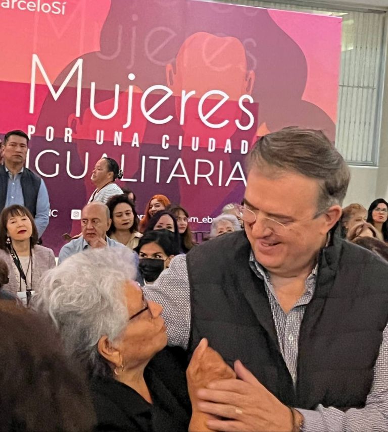 Marcelo Ebrard en reunión con mujeres de la CDMX