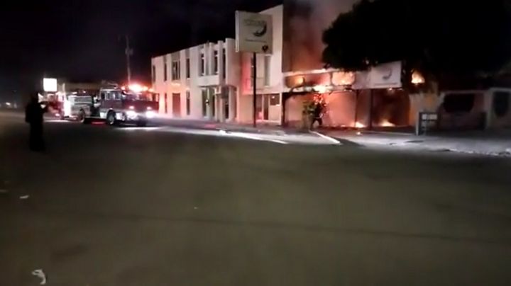 Voraz incendio en el Centro de Ciudad Obregón moviliza a los Bomberos: Negocio arde en llamas