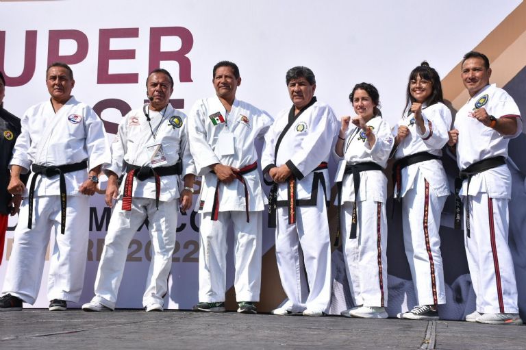 Clase de artes marciales en Revolución 