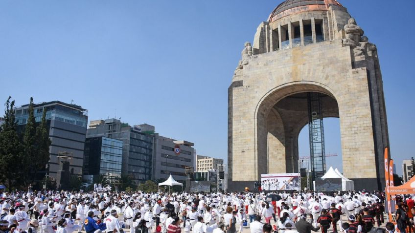 Clase masiva de artes marciales en el Monumento a la Revolución reúne a tres mil personas