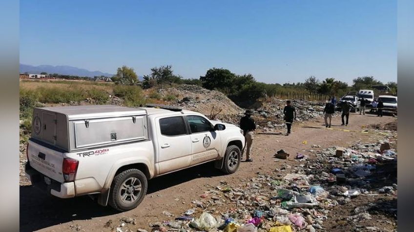 A la orilla de un sembradío de tomate, localizan el cadáver de un hombre; fue torturado