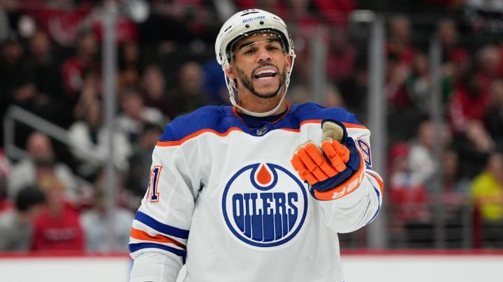 ¡Terrible lesión en el hockey! Jugador sufre corte con el patín de su oponente en la NHL