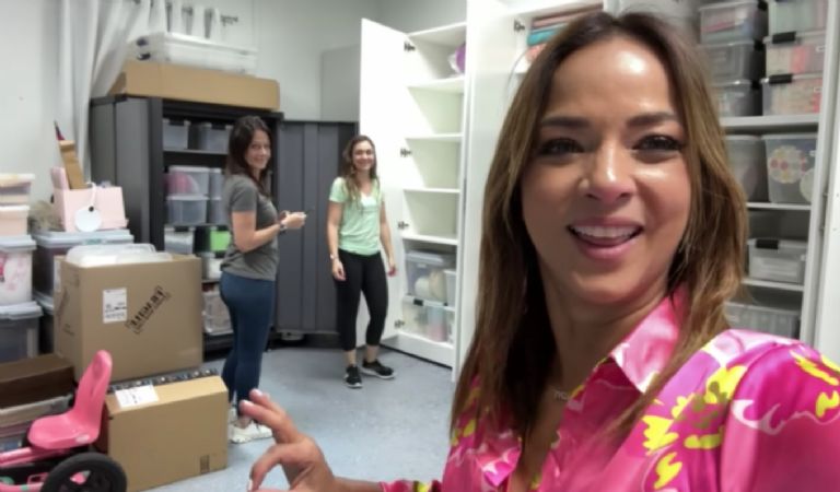Adamari López ordenando su casa