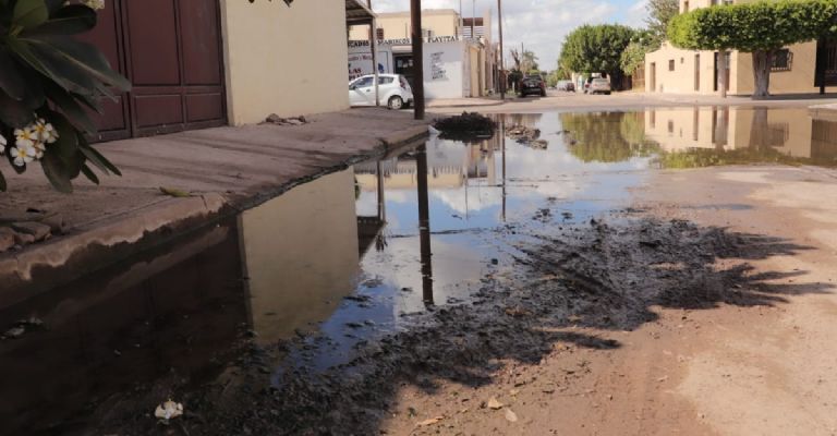 Fugas de agua inundan calles de la colonia Cortinas en Ciudad Obregón