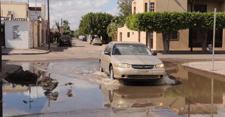 Fugas de agua inundan calles de la colonia Cortinas en Ciudad Obregón