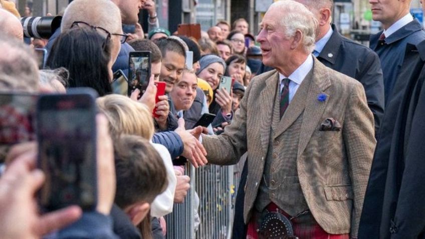 VIDEO: Abuchean y lanzan huevos a Carlos III; Policía Británica detiene al agresor