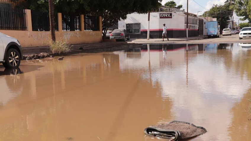 Fugas de agua inundan calles de la colonia Cortinas en Ciudad Obregón