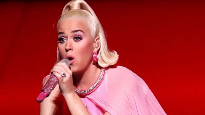 Tras fracasar con uno de sus discos, cantante usa una botarga y vende suplementos alimenticios