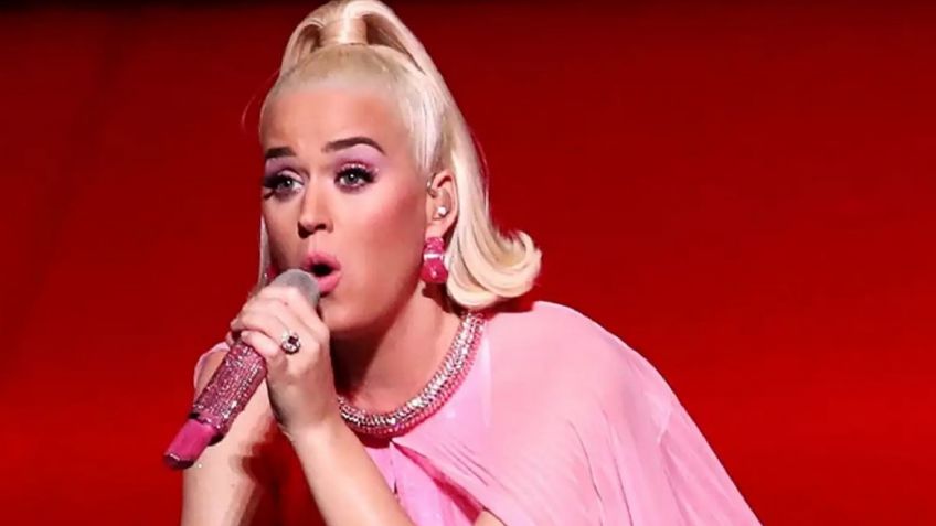 Tras fracasar con uno de sus discos, cantante usa una botarga y vende suplementos alimenticios