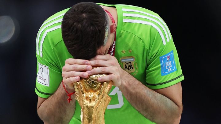 (FOTO) El lamentable gesto del 'Dibu' Martínez, tras recibir el Guante de Oro