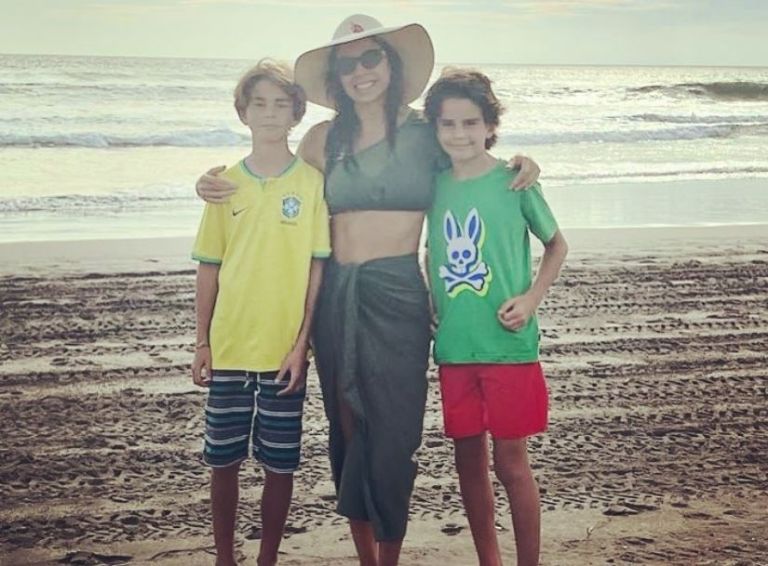 Paola Rojas y sus dos hijos