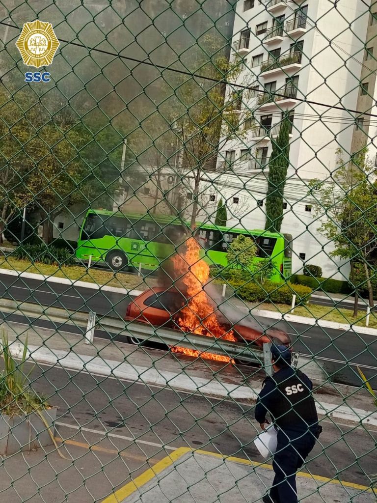 Auto incendiado en Cuajimalpa