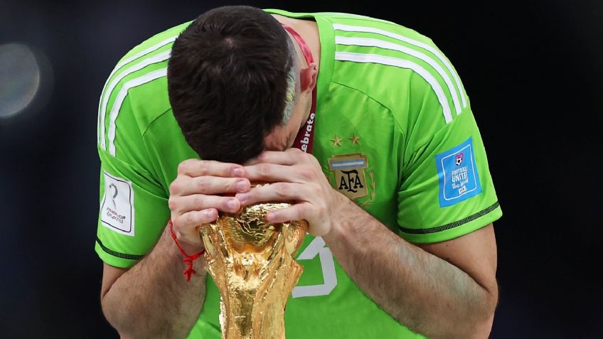 (FOTO) El lamentable gesto del 'Dibu' Martínez, tras recibir el Guante de Oro