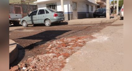 Por desesperación, 'tapan' baches con escombros en calle Luis Vallarta de Ciudad Obregón