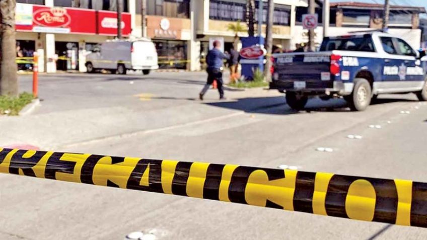 Sin prendas y torturados, abandonan 6 cadáveres en plaza comercial; serían agentes de la FGR