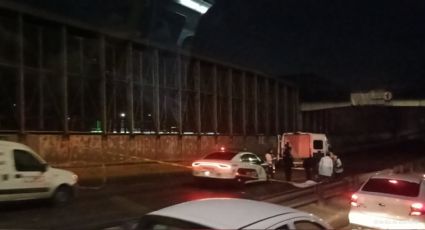 Fuerte accidente en CDMX: Auto colisiona contra muro y provoca derrape de moto; hay un muerto