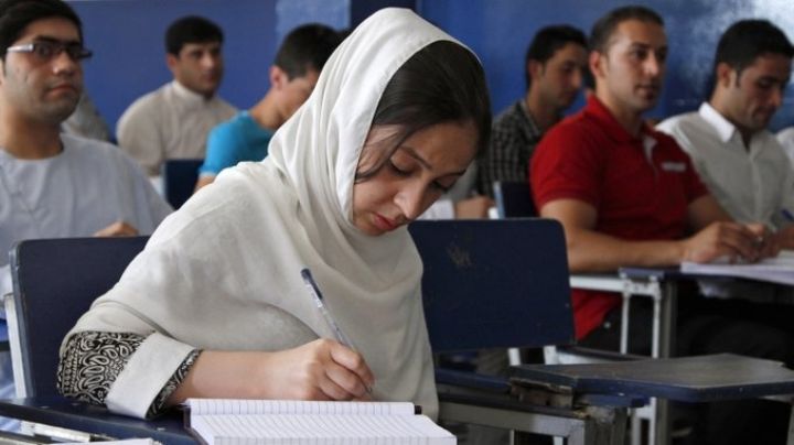 Talibanes dan otro 'golpe a las mujeres': Prohiben clases universitarias; así protestan los hombres