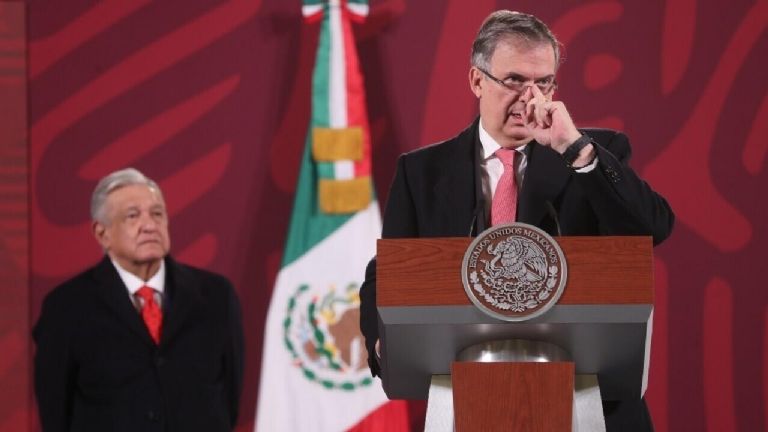 En la imagen, el canciller Marcelo Ebrard en conferencia con AMLO. Foto: Twitter