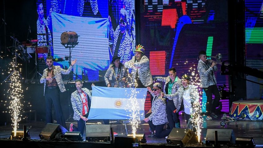 Luego insultar a los mexicanos por el triunfo de Argentina, miembro de Los Caligaris sale de la banda