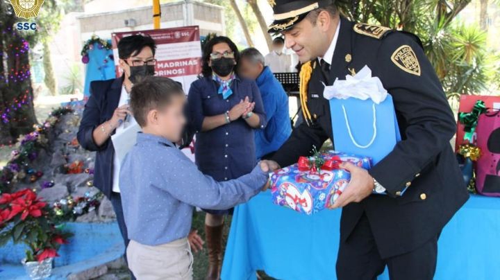 Con regalos Policías de la CDMX alegran la Navidad de cientos de niños