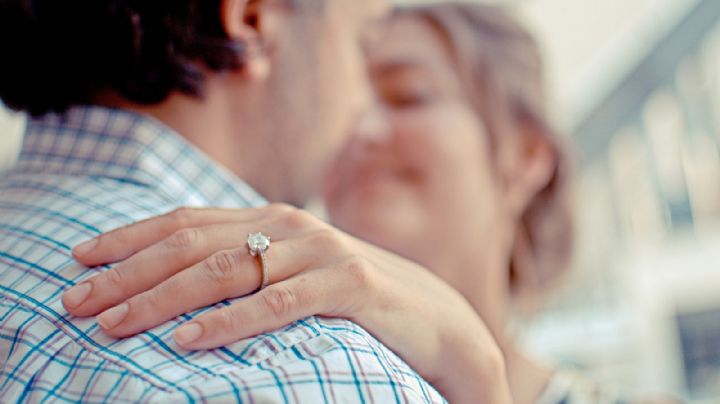 Hombre se vuelve viral tras proponerle matrimonio a su novia en ¿el peor momento posible?