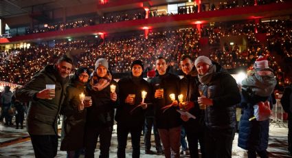 Aficionados del Union Berlin se reúnen en el estadio para cantar villancicos por Navidad