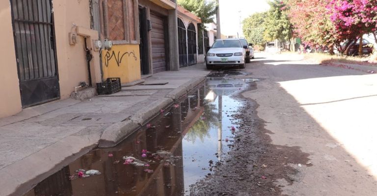 Ciudad Obregón: Residentes de la Miravalle denuncian fugas de agua