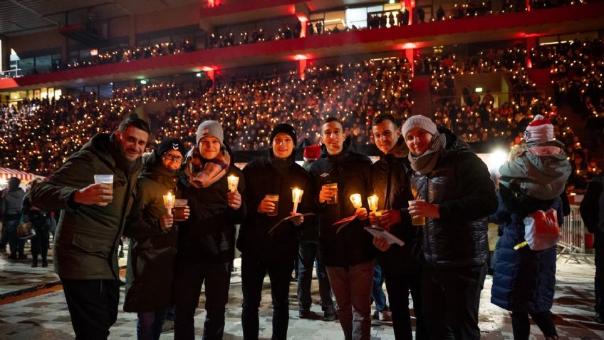 Aficionados del Union Berlin se reúnen en el estadio para cantar villancicos por Navidad