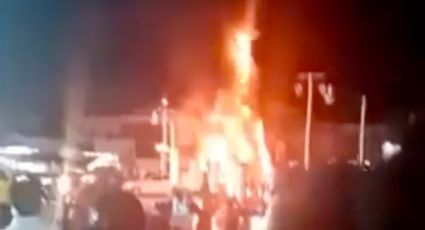 (VIDEO) Pánico en Oaxaca: Delante de residentes, árbol de Navidad se incendia en segundos