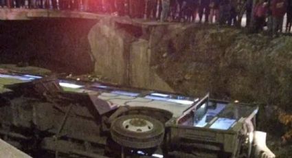(VIDEO) Accidente deja 18 víctimas: Chofer se queda dormido y camión de pasajeros cae a canal