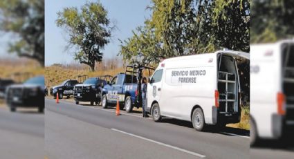 Localizan el cadáver maniatado de un hombre a la orilla de la autopista; tenía 4 impactos de bala