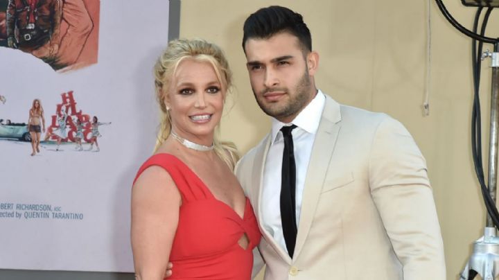 Tras caer en desgracia y rumores de divorcio, cantante incendia la pista de baile con su esposo