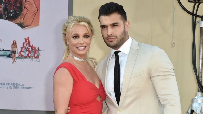 Tras caer en desgracia y rumores de divorcio, cantante incendia la pista de baile con su esposo