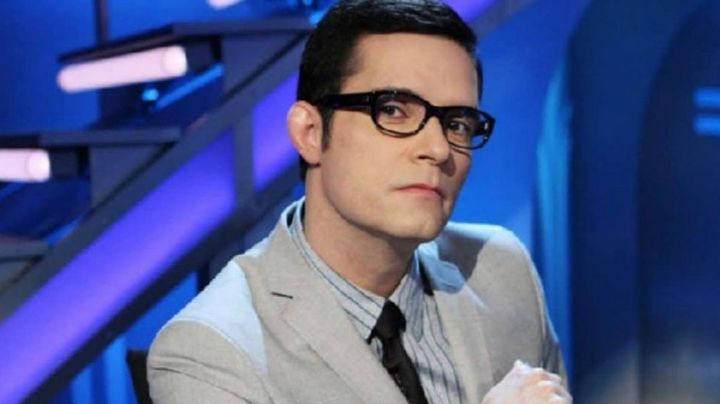 Conductor de 'VLA' preocupa a sus seguidores al publicar foto rumbo al quirófano