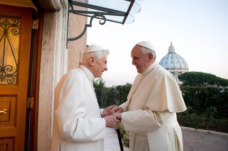 Benedicto XVI y Francisco 