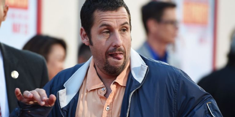 Adam Sandler y Margot Robbie lideran la lista de actores mejor pagados del 2023, según 'Forbes'