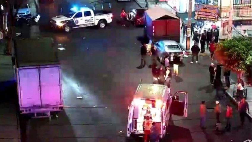 Fatídico accidente queda en VIDEO: 'Abuelito' atropella a joven y destruye puesto de barbacoa