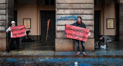 No solo contra el arte: Activistas ambientales ahora arrojan pintura a la entrada de un teatro de Milán