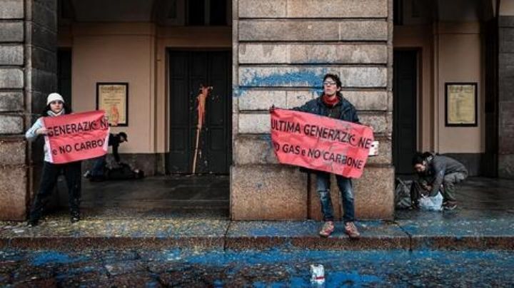 No solo contra el arte: Activistas ambientales ahora arrojan pintura a la entrada de un teatro de Milán