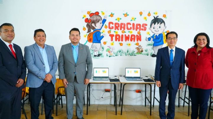 Estudiantes de primaria reciben laptops nuevas en la alcaldía Miguel Hidalgo
