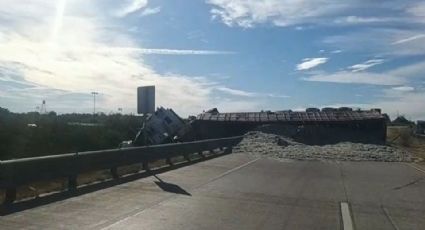 Aparatoso accidente entre un tráiler y un tractor deja un muerto cerca de Loma de Guamúchil