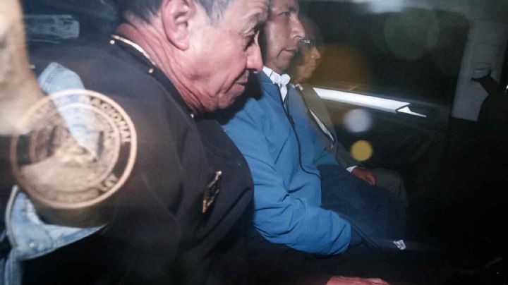 (VIDEO) Perú: Esposado, Pedro Castillo entra a prisión; expresidente buscó refugio en México