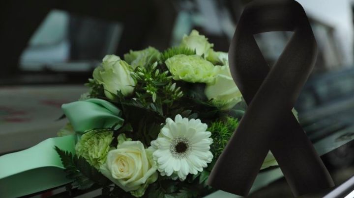 Cantante se viste de luto luego de confirmar que su hijo fue hallado sin vida al interior de su casa